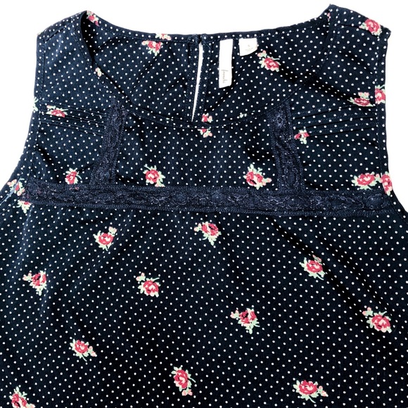 LIKE NEW✨ Frenchi Floral Top with Lace Detailing - Picture 3 of 7